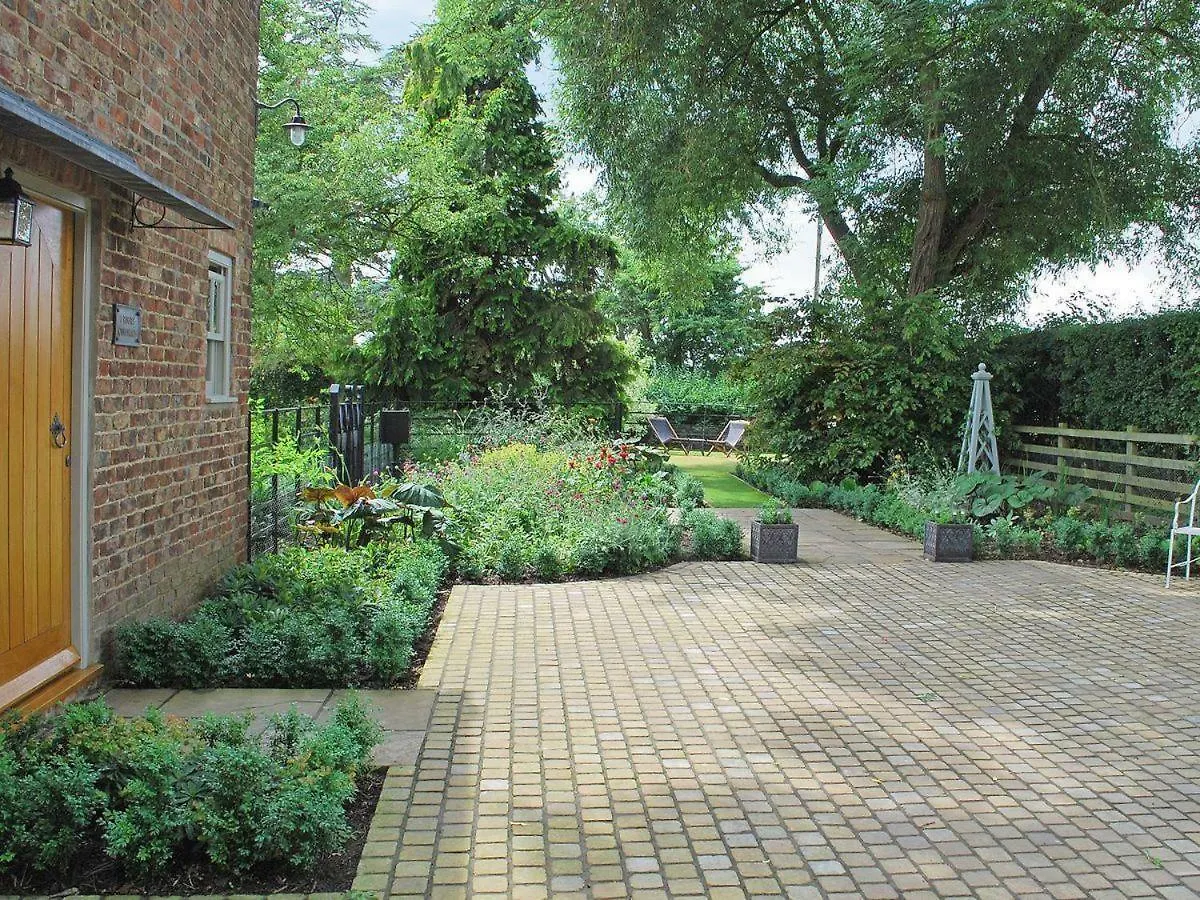 Moxby Priory Cottage Stillington